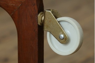 デンマークヴィンテージ　チーク材　キャスターとカゴ付きで便利なソーイングワゴン　(R-076005)