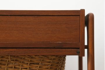 デンマークビンテージ　チーク材　キャスターとカゴ付きで便利なソーイングワゴン(ソーイングテーブル、サイドワゴン、サイドテーブル、ヴィンテージ、北欧)(R-076005)