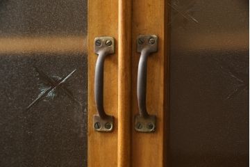 和製アンティーク　カバ材　昭和レトロな雰囲気漂う本箱(ブックケース、ガラス戸棚、収納棚、食器棚、キャビネット)(R-076008)