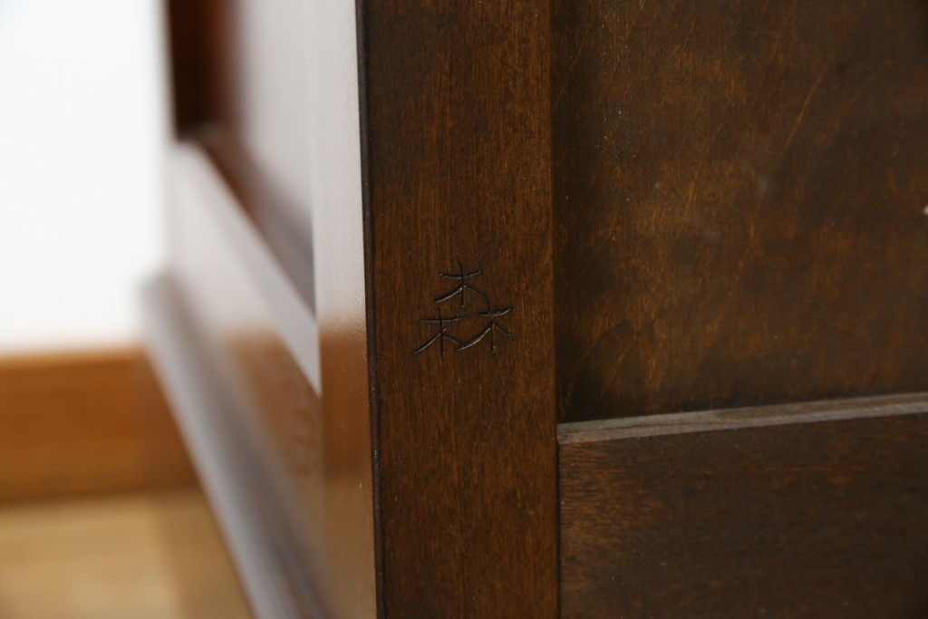 中古　美品　松本民芸家具　和モダンな雰囲気を醸し出す舞良型食器棚　定価約133万円　(R-076011)