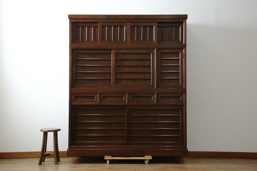 中古　美品　松本民芸家具　和モダンな雰囲気を醸し出す舞良型食器棚　定価約133万円　(R-076011)