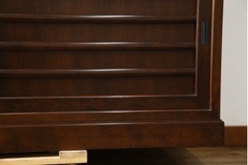 中古　美品　松本民芸家具　和モダンな雰囲気を醸し出す舞良型食器棚　定価約133万円　(R-076011)