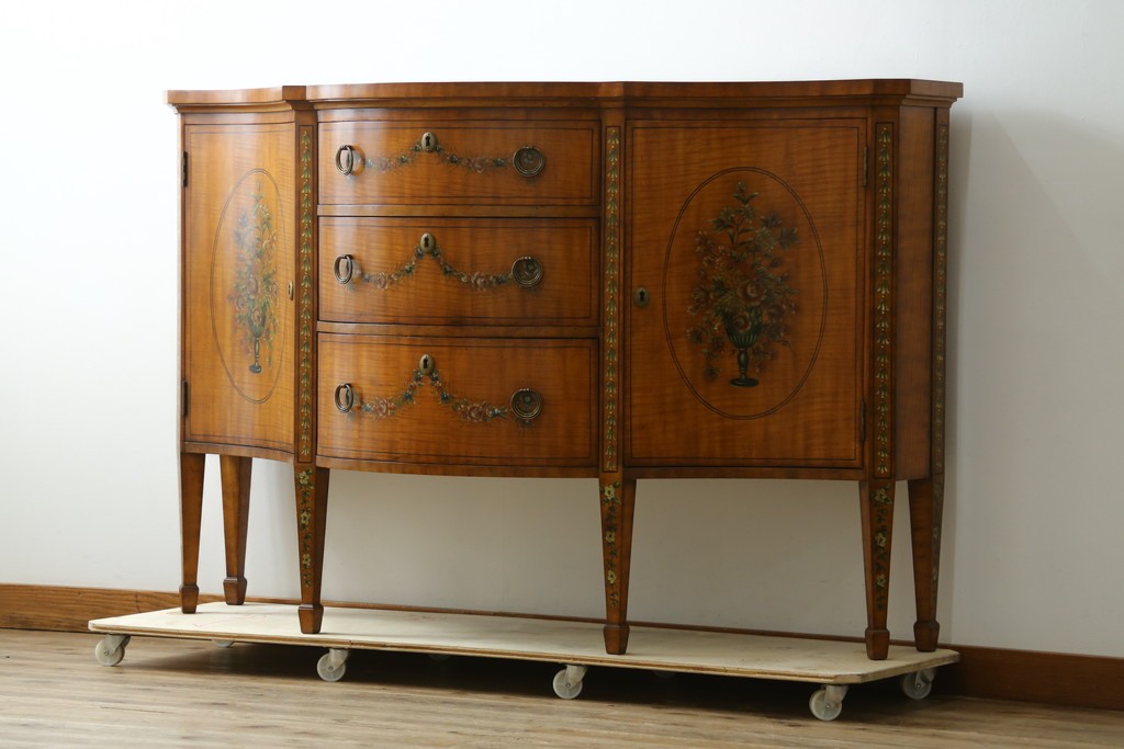 中古　美品　希少モデル　DREXEL HERITAGE(ドレクセルヘリテイジ)　Nine Elms(ナイン エルムス)　可憐な装飾が魅力的なサイドボード　(R-076013)