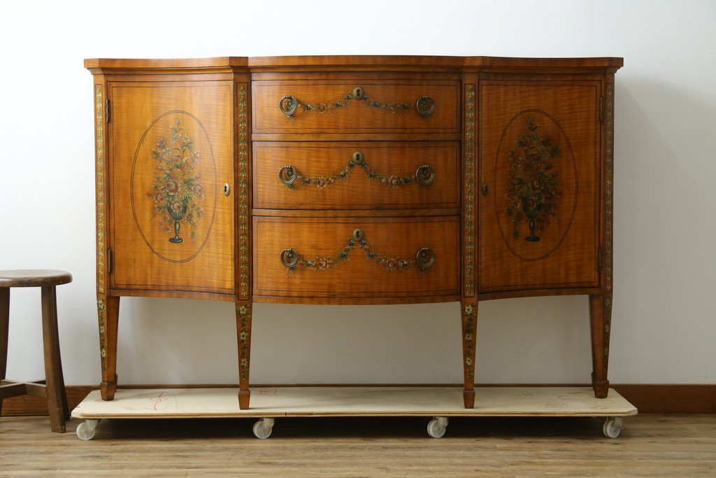 中古　美品　希少モデル　DREXEL HERITAGE(ドレクセルヘリテイジ)　Nine Elms(ナイン エルムス)　可憐な装飾が魅力的なサイドボード　(R-076013)