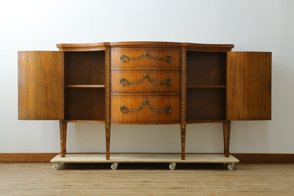中古　美品　希少モデル　DREXEL HERITAGE(ドレクセルヘリテイジ)　Nine Elms(ナイン エルムス)　可憐な装飾が魅力的なサイドボード　(R-076013)