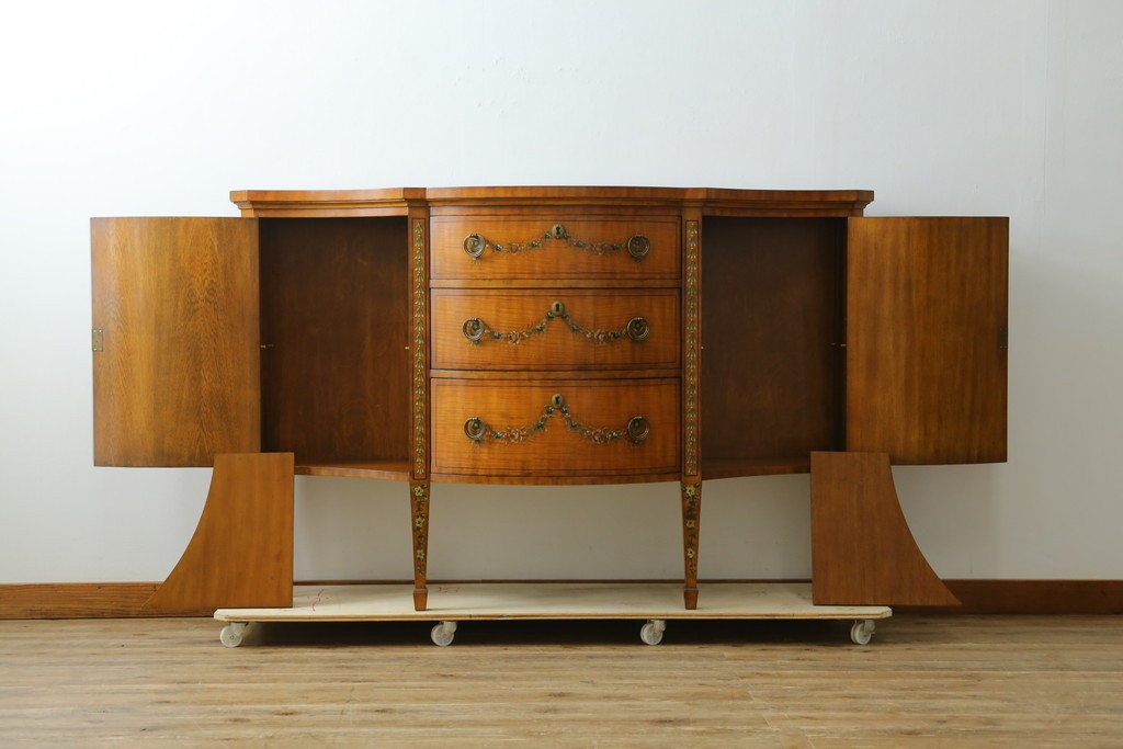 中古　美品　希少モデル　DREXEL HERITAGE(ドレクセルヘリテイジ)　Nine Elms(ナイン エルムス)　可憐な装飾が魅力的なサイドボード　(R-076013)