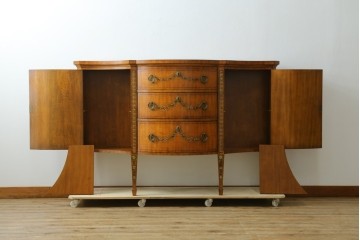 中古　美品　希少モデル　DREXEL HERITAGE(ドレクセルヘリテイジ)　Nine Elms(ナイン エルムス)　可憐な装飾が魅力的なサイドボード　(R-076013)
