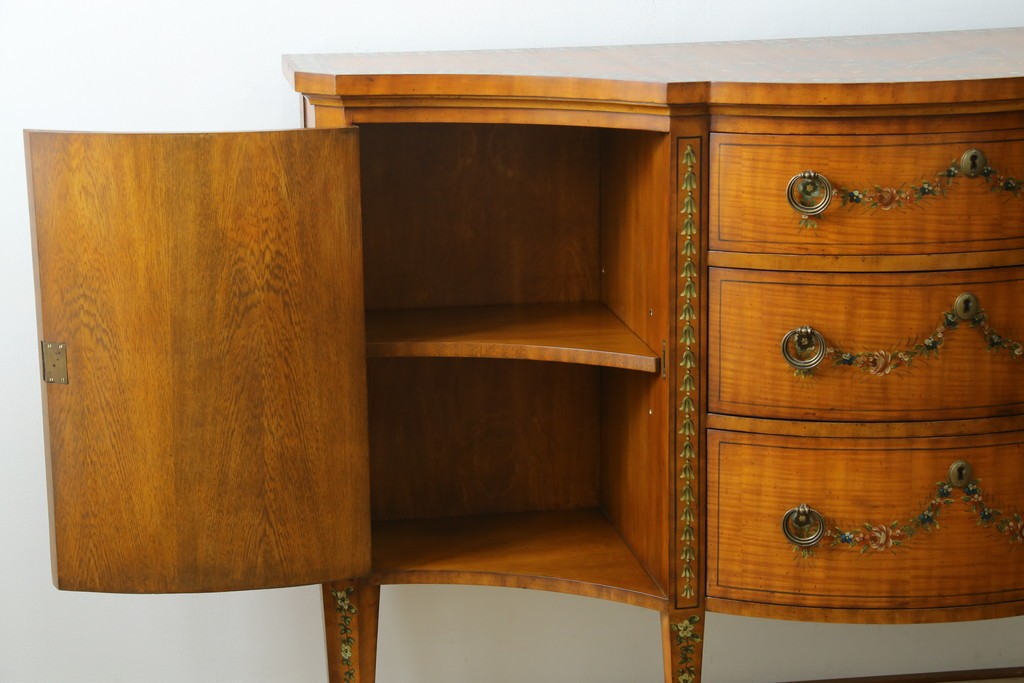 中古　美品　希少モデル　DREXEL HERITAGE(ドレクセルヘリテイジ)　Nine Elms(ナイン エルムス)　可憐な装飾が魅力的なサイドボード　(R-076013)