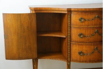 中古　美品　希少モデル　DREXEL HERITAGE(ドレクセルヘリテイジ)　Nine Elms(ナイン エルムス)　可憐な装飾が魅力的なサイドボード　(R-076013)