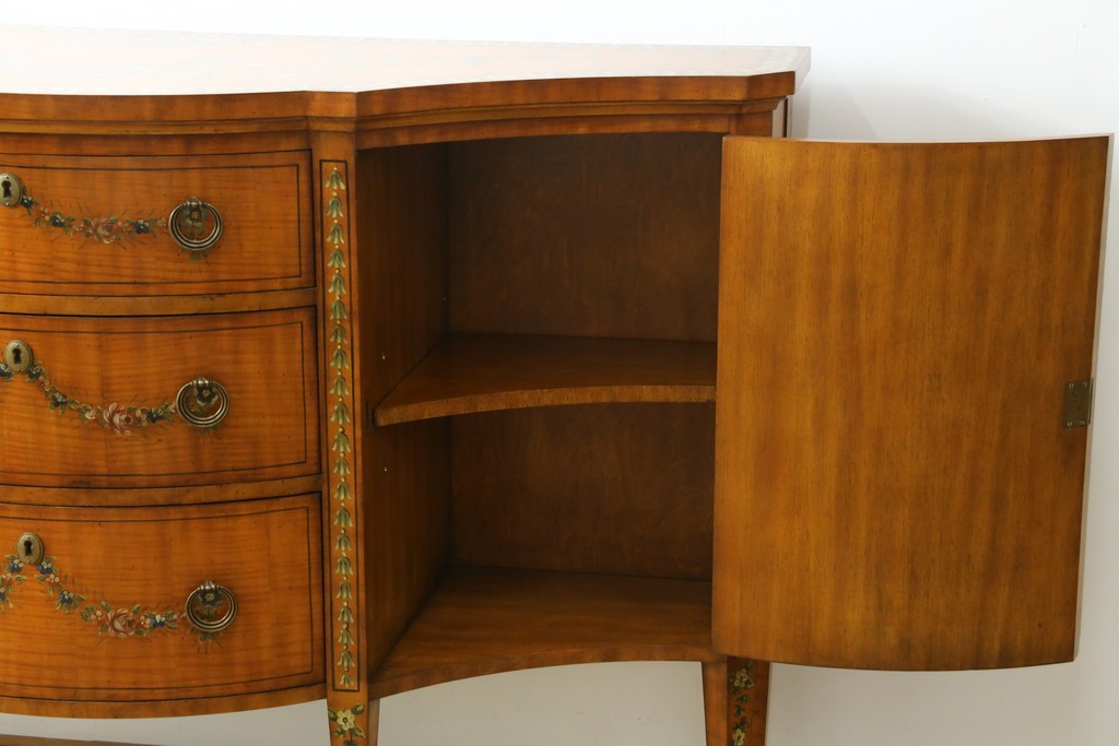 中古　美品　希少モデル　DREXEL HERITAGE(ドレクセルヘリテイジ)　Nine Elms(ナイン エルムス)　可憐な装飾が魅力的なサイドボード　(R-076013)