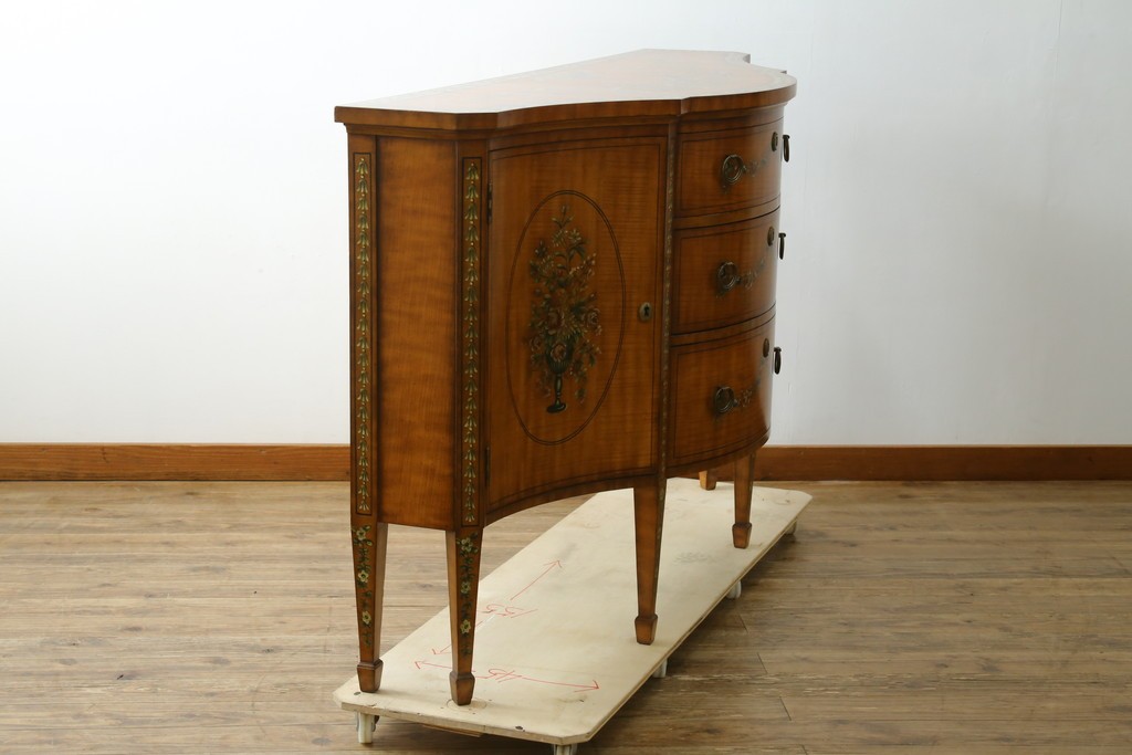 中古　美品　希少モデル　DREXEL HERITAGE(ドレクセルヘリテイジ)　Nine Elms(ナイン エルムス)　可憐な装飾が魅力的なサイドボード　(R-076013)