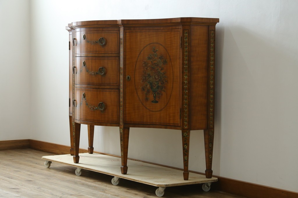 中古　美品　希少モデル　DREXEL HERITAGE(ドレクセルヘリテイジ)　Nine Elms(ナイン エルムス)　可憐な装飾が魅力的なサイドボード　(R-076013)