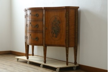 中古　美品　希少モデル　DREXEL HERITAGE(ドレクセルヘリテイジ)　Nine Elms(ナイン エルムス)　可憐な装飾が魅力的なサイドボード　(R-076013)