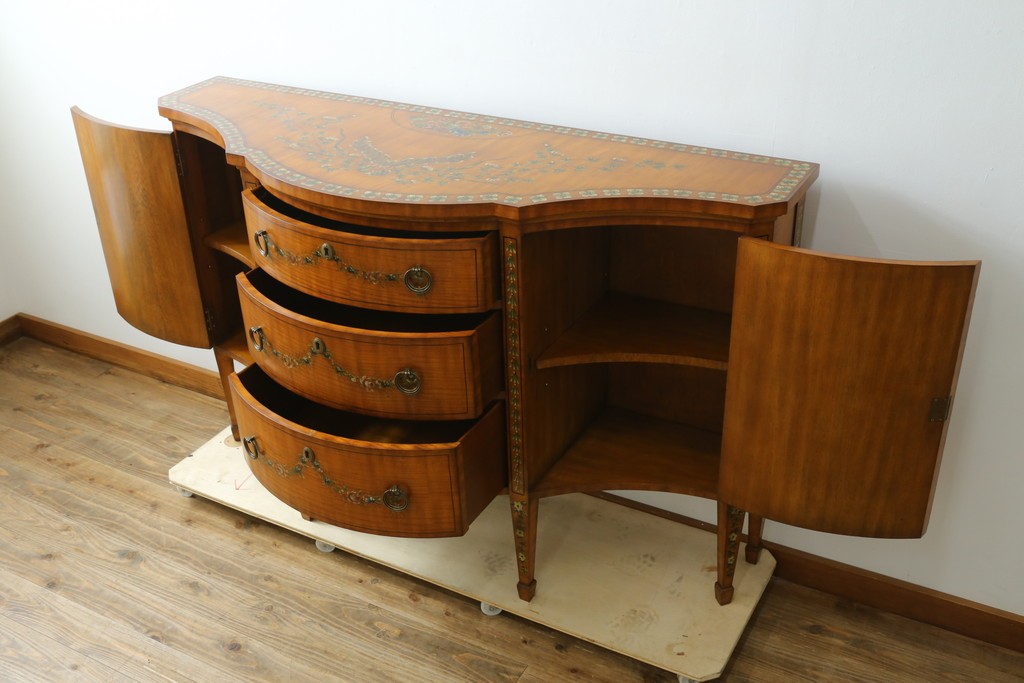 中古　美品　希少モデル　DREXEL HERITAGE(ドレクセルヘリテイジ)　Nine Elms(ナイン エルムス)　可憐な装飾が魅力的なサイドボード　(R-076013)