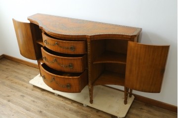 中古　美品　希少モデル　DREXEL HERITAGE(ドレクセルヘリテイジ)　Nine Elms(ナイン エルムス)　可憐な装飾が魅力的なサイドボード　(R-076013)