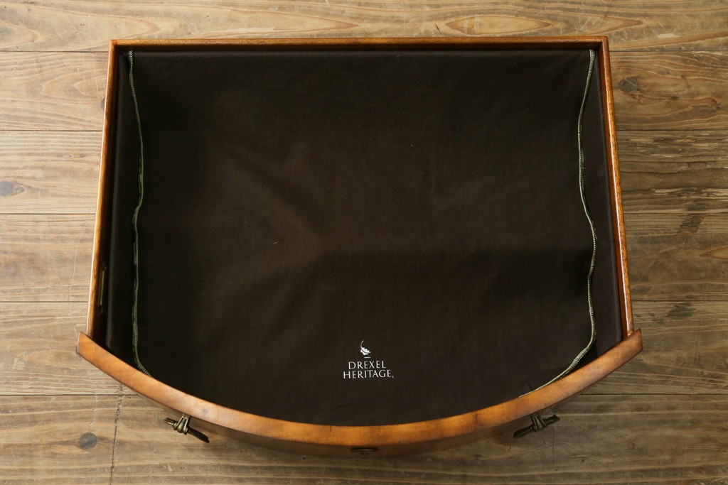 中古　美品　希少モデル　DREXEL HERITAGE(ドレクセルヘリテイジ)　Nine Elms(ナイン エルムス)　可憐な装飾が魅力的なサイドボード　(R-076013)
