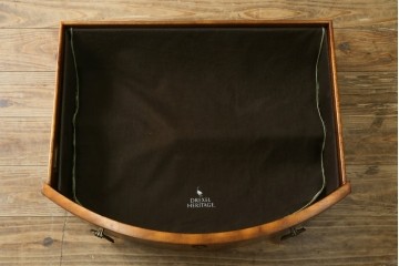 中古　美品　希少モデル　DREXEL HERITAGE(ドレクセルヘリテイジ)　Nine Elms(ナイン エルムス)　可憐な装飾が魅力的なサイドボード　(R-076013)