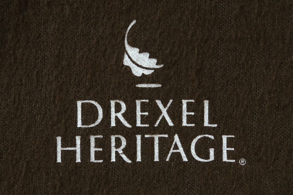 中古　美品　希少モデル　DREXEL HERITAGE(ドレクセルヘリテイジ)　Nine Elms(ナイン エルムス)　可憐な装飾が魅力的なサイドボード　(R-076013)