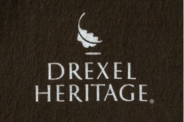 中古　美品　希少モデル　DREXEL HERITAGE(ドレクセルヘリテイジ)　Nine Elms(ナイン エルムス)　可憐な装飾が魅力的なサイドボード　(R-076013)