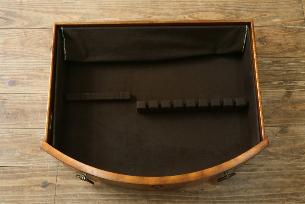 中古　美品　希少モデル　DREXEL HERITAGE(ドレクセルヘリテイジ)　Nine Elms(ナイン エルムス)　可憐な装飾が魅力的なサイドボード　(R-076013)