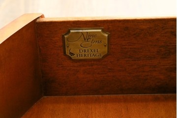 中古　美品　希少モデル　DREXEL HERITAGE(ドレクセルヘリテイジ)　Nine Elms(ナイン エルムス)　可憐な装飾が魅力的なサイドボード　(R-076013)