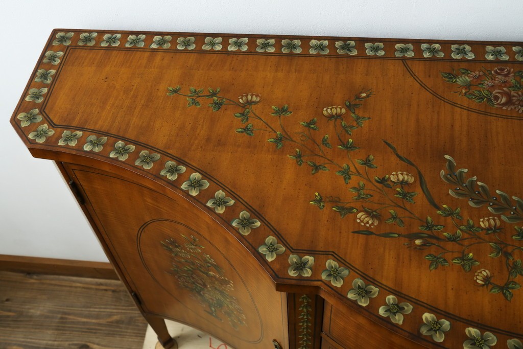 中古　美品　希少モデル　DREXEL HERITAGE(ドレクセルヘリテイジ)　Nine Elms(ナイン エルムス)　可憐な装飾が魅力的なサイドボード　(R-076013)