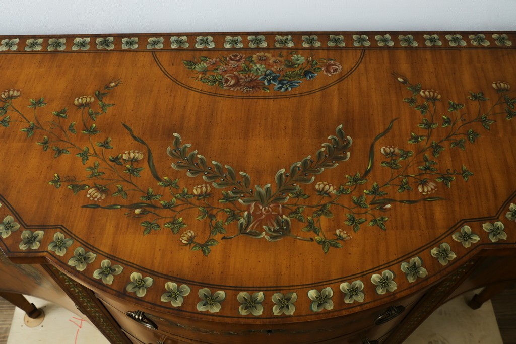 中古　美品　希少モデル　DREXEL HERITAGE(ドレクセルヘリテイジ)　Nine Elms(ナイン エルムス)　可憐な装飾が魅力的なサイドボード　(R-076013)