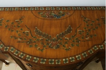 中古　美品　希少モデル　DREXEL HERITAGE(ドレクセルヘリテイジ)　Nine Elms(ナイン エルムス)　可憐な装飾が魅力的なサイドボード　(R-076013)
