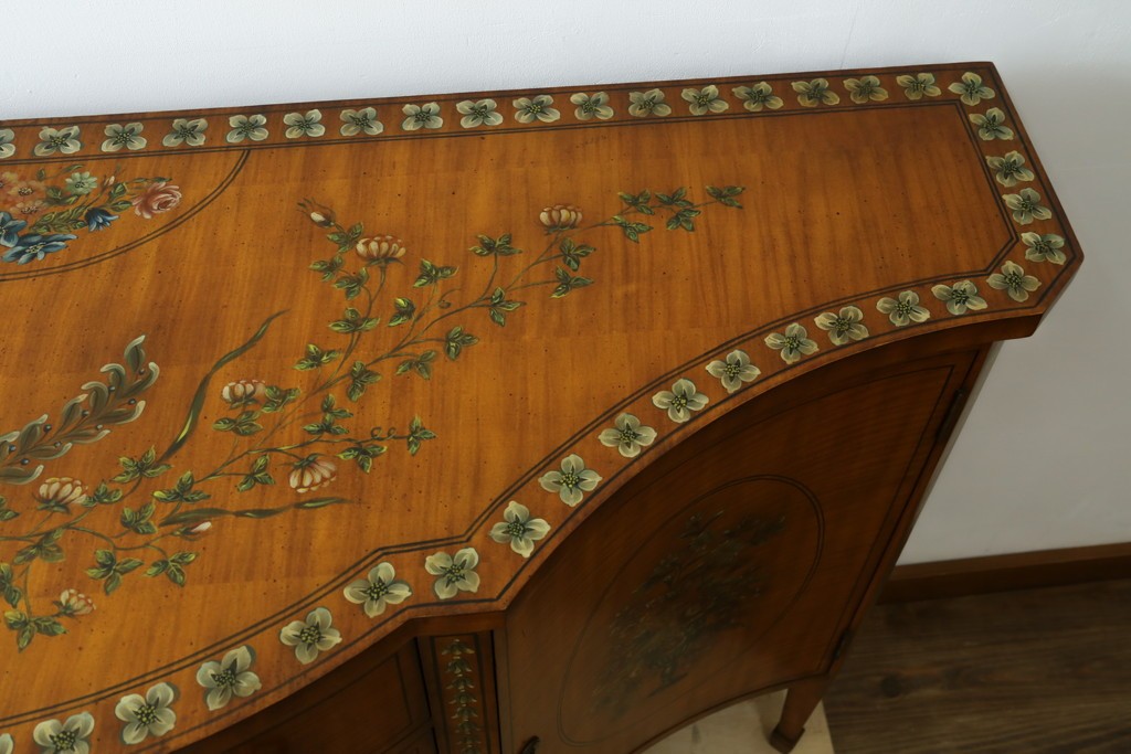 中古　美品　希少モデル　DREXEL HERITAGE(ドレクセルヘリテイジ)　Nine Elms(ナイン エルムス)　可憐な装飾が魅力的なサイドボード　(R-076013)