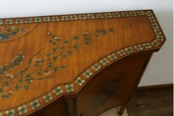 中古　美品　希少モデル　DREXEL HERITAGE(ドレクセルヘリテイジ)　Nine Elms(ナイン エルムス)　可憐な装飾が魅力的なサイドボード　(R-076013)