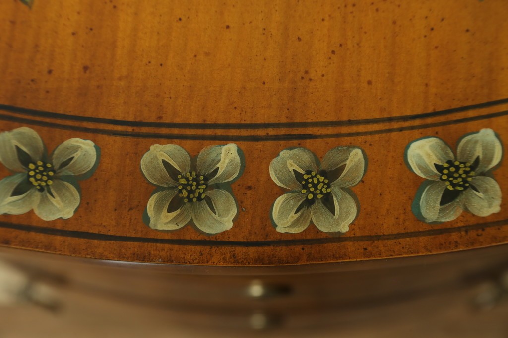 中古　美品　希少モデル　DREXEL HERITAGE(ドレクセルヘリテイジ)　Nine Elms(ナイン エルムス)　可憐な装飾が魅力的なサイドボード　(R-076013)