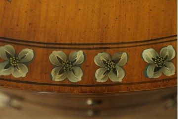 中古　美品　希少モデル　DREXEL HERITAGE(ドレクセルヘリテイジ)　Nine Elms(ナイン エルムス)　可憐な装飾が魅力的なサイドボード　(R-076013)