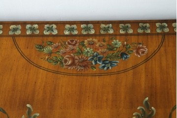 中古　美品　希少モデル　DREXEL HERITAGE(ドレクセルヘリテイジ)　Nine Elms(ナイン エルムス)　可憐な装飾が魅力的なサイドボード　(R-076013)