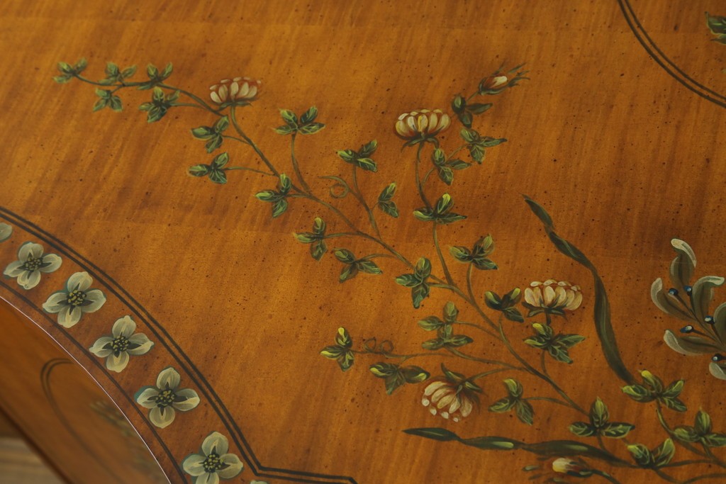 中古　美品　希少モデル　DREXEL HERITAGE(ドレクセルヘリテイジ)　Nine Elms(ナイン エルムス)　可憐な装飾が魅力的なサイドボード　(R-076013)