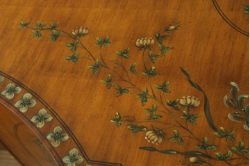 中古　美品　希少モデル　DREXEL HERITAGE(ドレクセルヘリテイジ)　Nine Elms(ナイン エルムス)　可憐な装飾が魅力的なサイドボード　(R-076013)
