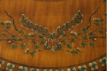中古　美品　希少モデル　DREXEL HERITAGE(ドレクセルヘリテイジ)　Nine Elms(ナイン エルムス)　可憐な装飾が魅力的なサイドボード　(R-076013)