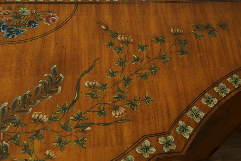 中古　美品　希少モデル　DREXEL HERITAGE(ドレクセルヘリテイジ)　Nine Elms(ナイン エルムス)　可憐な装飾が魅力的なサイドボード　(R-076013)