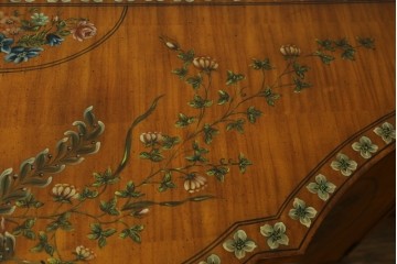 中古　美品　希少モデル　DREXEL HERITAGE(ドレクセルヘリテイジ)　Nine Elms(ナイン エルムス)　可憐な装飾が魅力的なサイドボード　(R-076013)