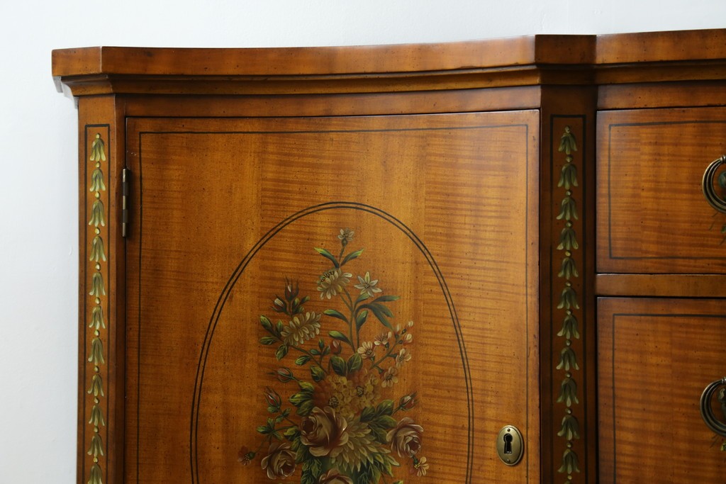中古　美品　希少モデル　DREXEL HERITAGE(ドレクセルヘリテイジ)　Nine Elms(ナイン エルムス)　可憐な装飾が魅力的なサイドボード　(R-076013)