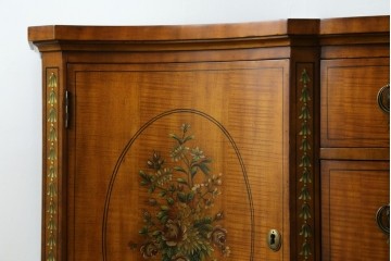 中古　美品　希少モデル　DREXEL HERITAGE(ドレクセルヘリテイジ)　Nine Elms(ナイン エルムス)　可憐な装飾が魅力的なサイドボード　(R-076013)