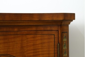 中古　美品　希少モデル　DREXEL HERITAGE(ドレクセルヘリテイジ)　Nine Elms(ナイン エルムス)　可憐な装飾が魅力的なサイドボード　(R-076013)