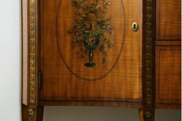 中古　美品　希少モデル　DREXEL HERITAGE(ドレクセルヘリテイジ)　Nine Elms(ナイン エルムス)　可憐な装飾が魅力的なサイドボード　(R-076013)