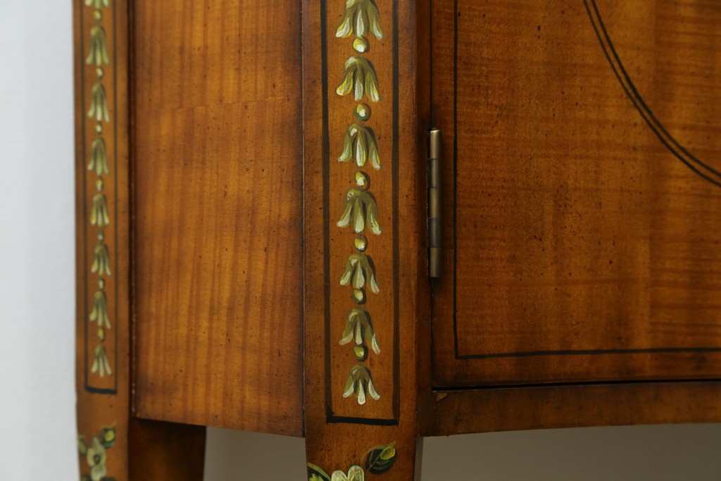 中古　美品　希少モデル　DREXEL HERITAGE(ドレクセルヘリテイジ)　Nine Elms(ナイン エルムス)　可憐な装飾が魅力的なサイドボード　(R-076013)
