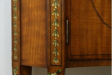 中古　美品　希少モデル　DREXEL HERITAGE(ドレクセルヘリテイジ)　Nine Elms(ナイン エルムス)　可憐な装飾が魅力的なサイドボード　(R-076013)