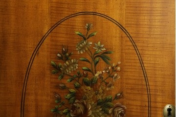 中古　美品　希少モデル　DREXEL HERITAGE(ドレクセルヘリテイジ)　Nine Elms(ナイン エルムス)　可憐な装飾が魅力的なサイドボード　(R-076013)