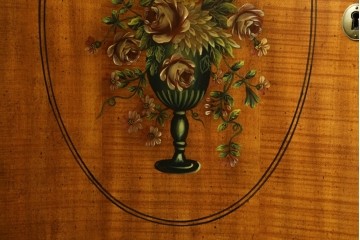 中古　美品　希少モデル　DREXEL HERITAGE(ドレクセルヘリテイジ)　Nine Elms(ナイン エルムス)　可憐な装飾が魅力的なサイドボード　(R-076013)