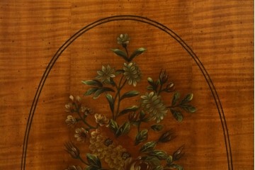 中古　美品　希少モデル　DREXEL HERITAGE(ドレクセルヘリテイジ)　Nine Elms(ナイン エルムス)　可憐な装飾が魅力的なサイドボード　(R-076013)