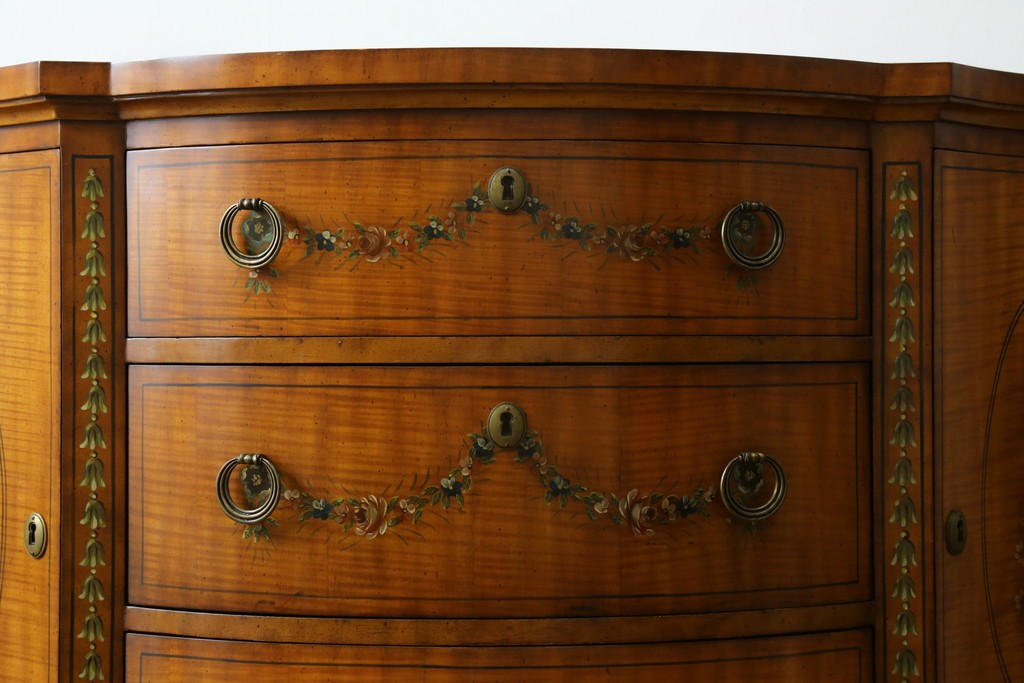 中古　美品　希少モデル　DREXEL HERITAGE(ドレクセルヘリテイジ)　Nine Elms(ナイン エルムス)　可憐な装飾が魅力的なサイドボード　(R-076013)