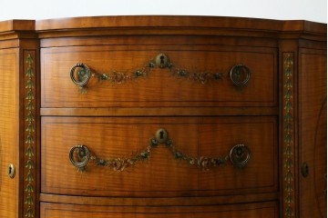 中古　美品　希少モデル　DREXEL HERITAGE(ドレクセルヘリテイジ)　Nine Elms(ナイン エルムス)　可憐な装飾が魅力的なサイドボード　(R-076013)