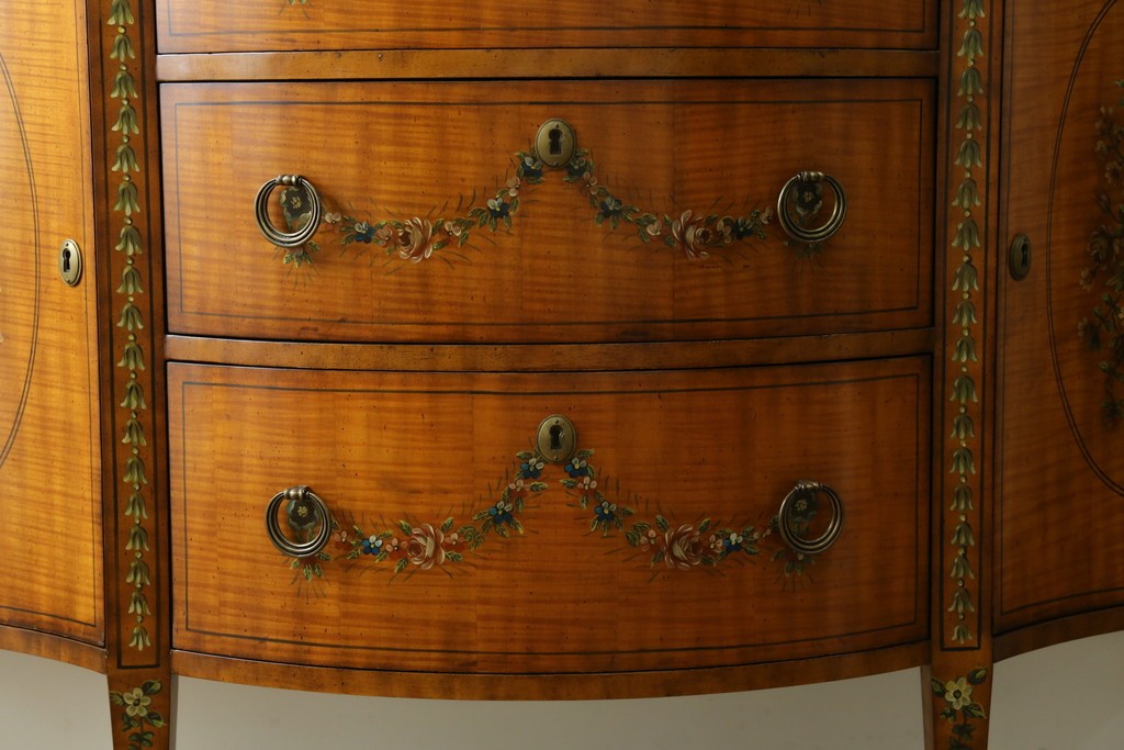 中古　美品　希少モデル　DREXEL HERITAGE(ドレクセルヘリテイジ)　Nine Elms(ナイン エルムス)　可憐な装飾が魅力的なサイドボード　(R-076013)
